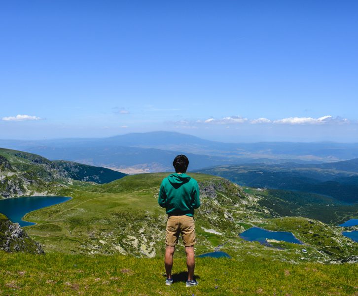 Homem contemplando os Sete Lagos de Rila na Bulgaria