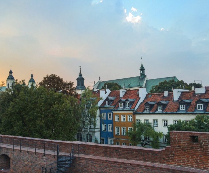 Casas coloridas na Cidade Velha de Varsóvia junto ao Barbican