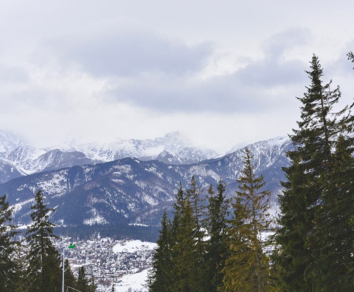 Montanhas Tatry cobertas de neve vistas do alto de Gubalowka em Zakopane
