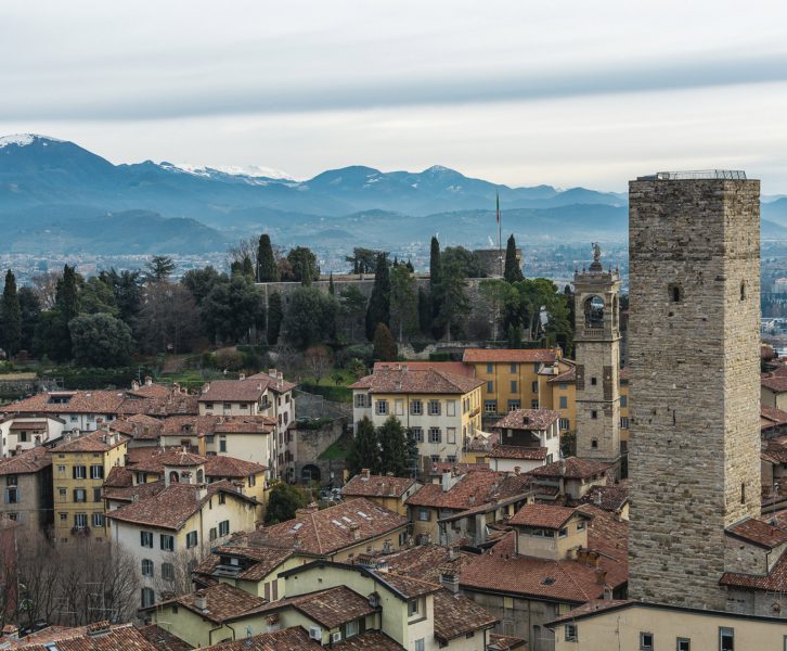 Existem várias cidades mais pequenas que também merecem uma visita: Bergamo é uma opção a considerar quando visitar Itália