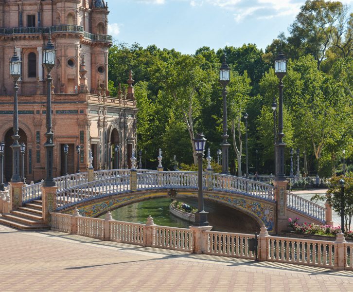A Plaza de España é uma das mais bonitas praças do mundo e uma das principais atrações em Sevilha