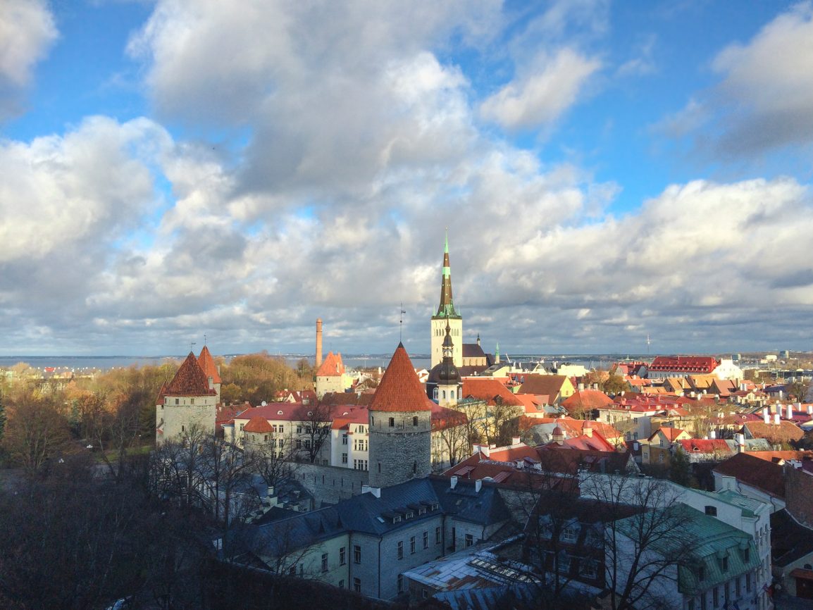 Vista para a cidade de um miradouro em Tallinn