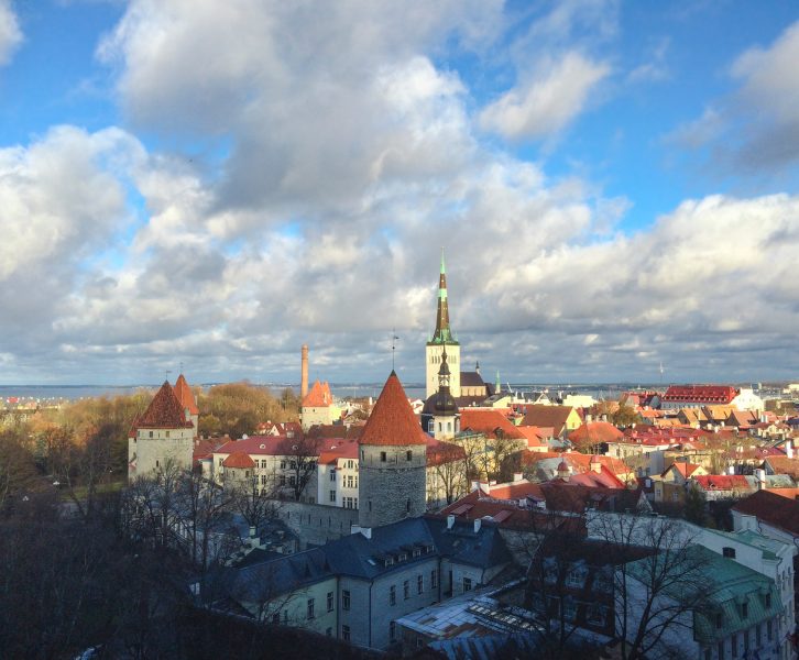 Vista para a cidade de um miradouro em Tallinn