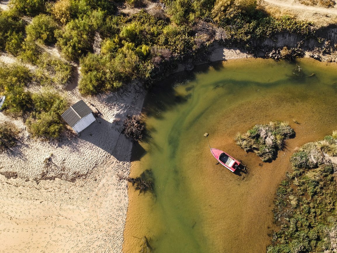 Barco rosa solitário na Ria Formosa no Algarve