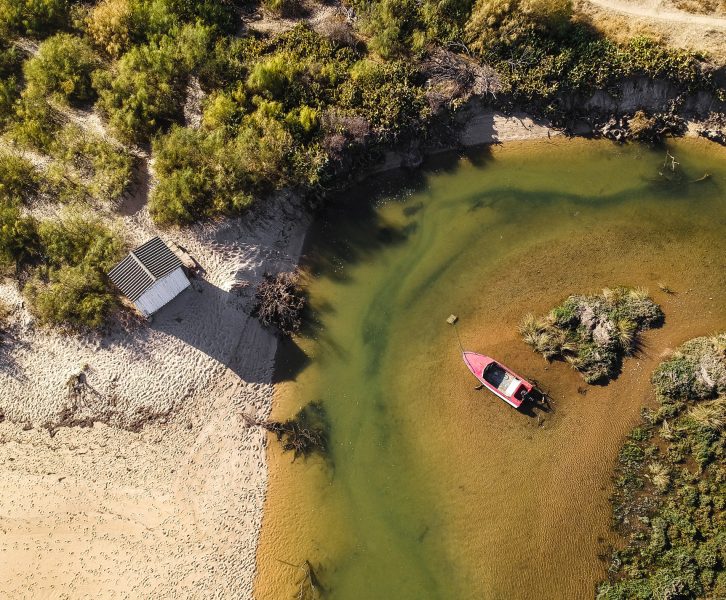 Barco rosa solitário na Ria Formosa no Algarve