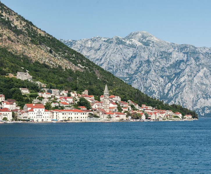 Vista para Perast e as belas montanhas na Baía de Kotor, no Montenegro