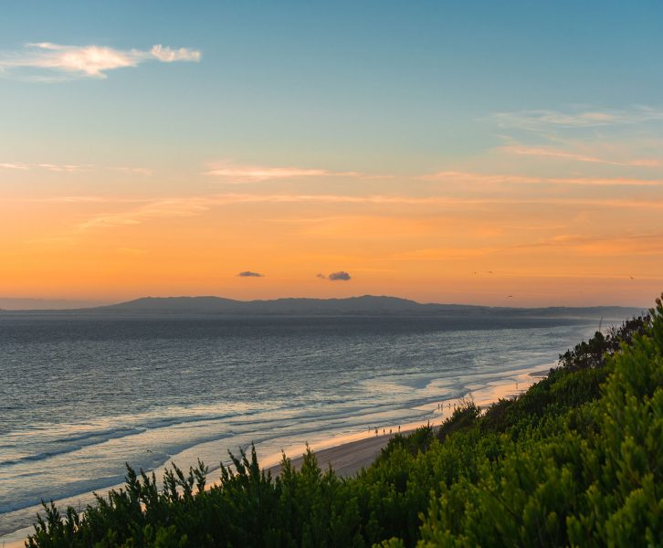 Pôr do sol numa das melhores praias de Lisboa, a praia da NATO