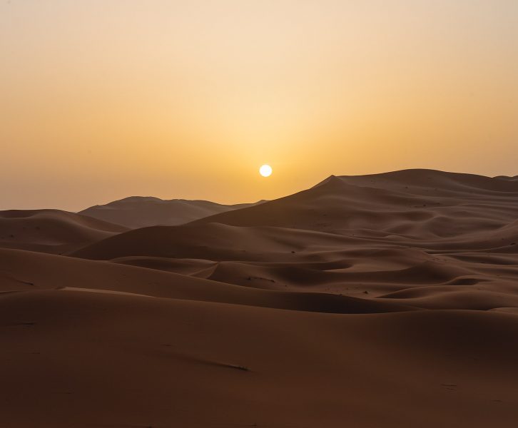 Nascer do sol mágico no deserto em Marrocos