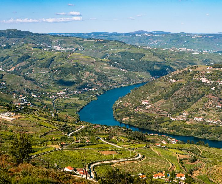 Os melhores miradouros no Douro incluem uma vista para o rio